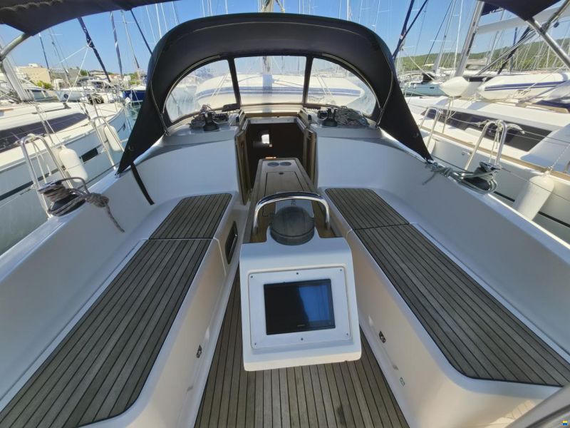 Bavaria CRUISER 37
