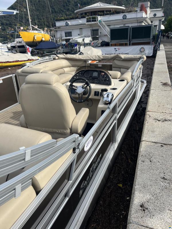 Sunchaser Eclipse 8525 Entertainer