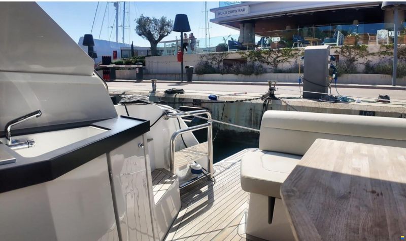 Sealine S335