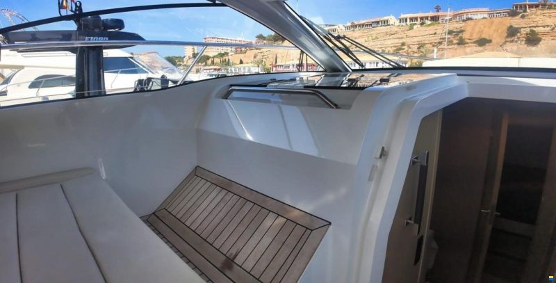 Sealine S335