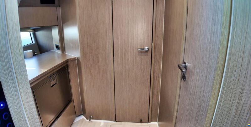 Sealine S335