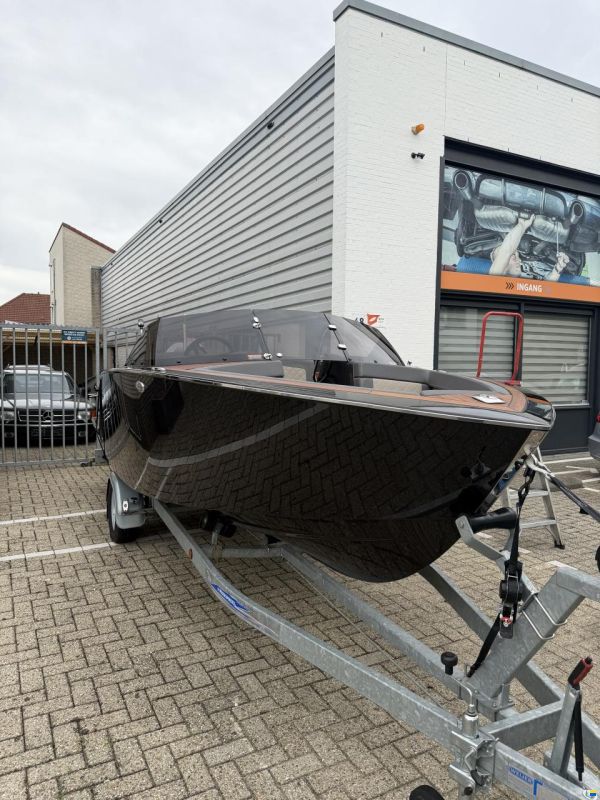 Flying Shark 5.7 Bowrider