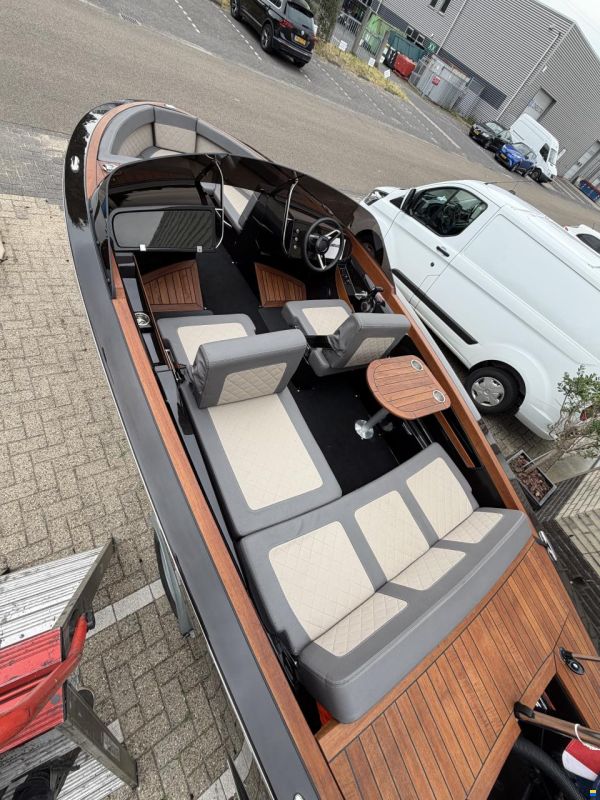 Flying Shark 5.7 Bowrider