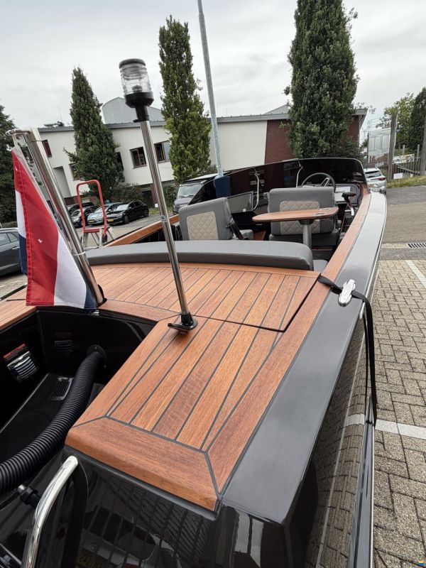 Flying Shark 5.7 Bowrider