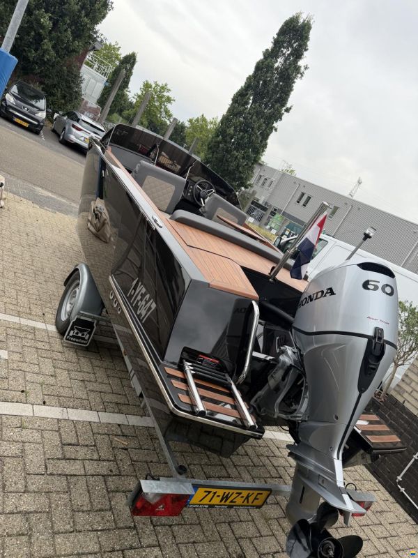 Flying Shark 5.7 Bowrider