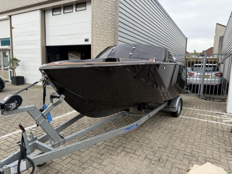 Flying Shark 5.7 Bowrider