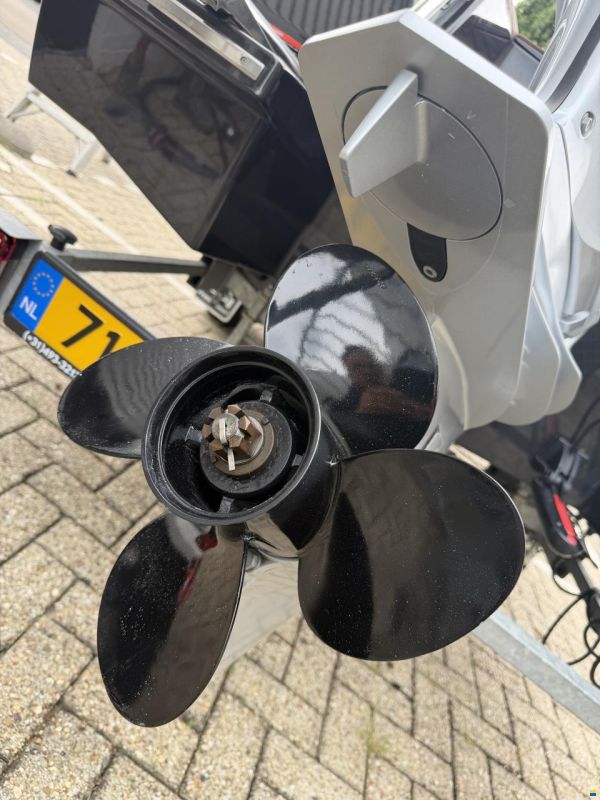 Flying Shark 5.7 Bowrider