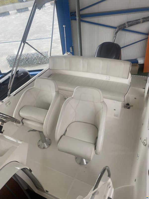 White Shark 248 Sundeck