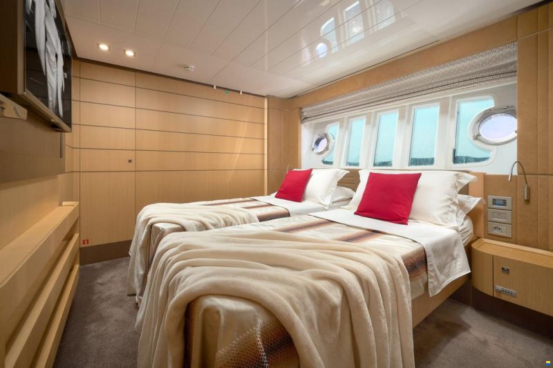 Ferretti 960