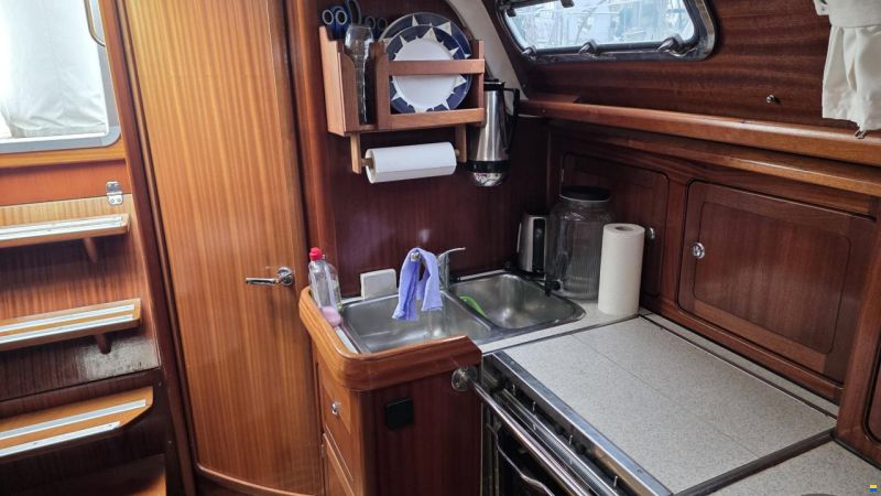 Bavaria C37-2 cabin