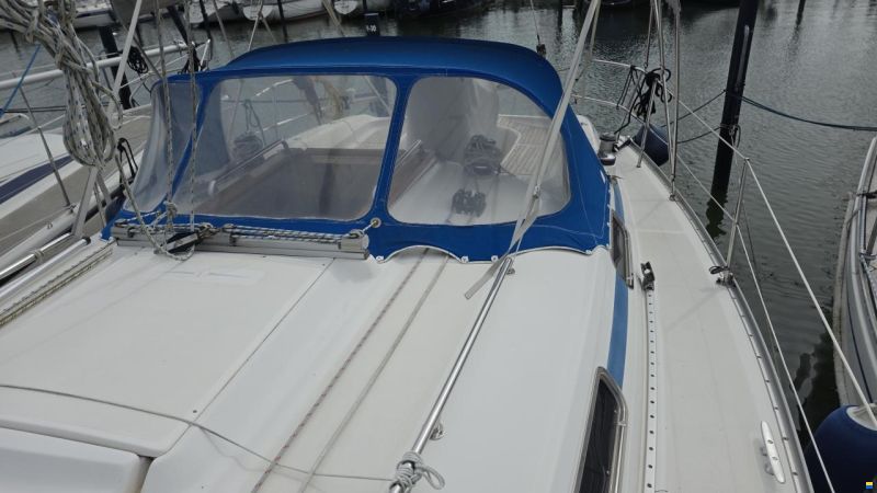 Bavaria C37-2 cabin