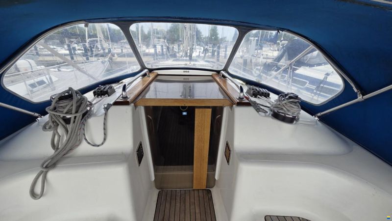 Bavaria C37-2 cabin