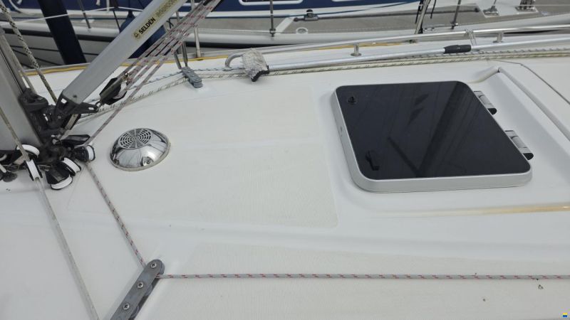 Bavaria C37-2 cabin