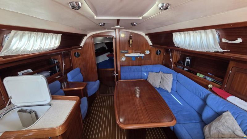 Bavaria C37-2 cabin