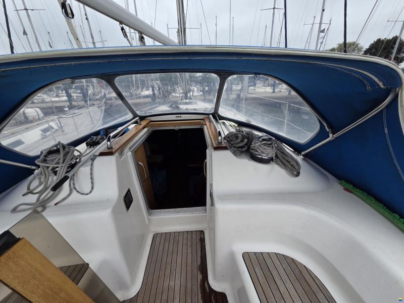 Bavaria C37-2 cabin