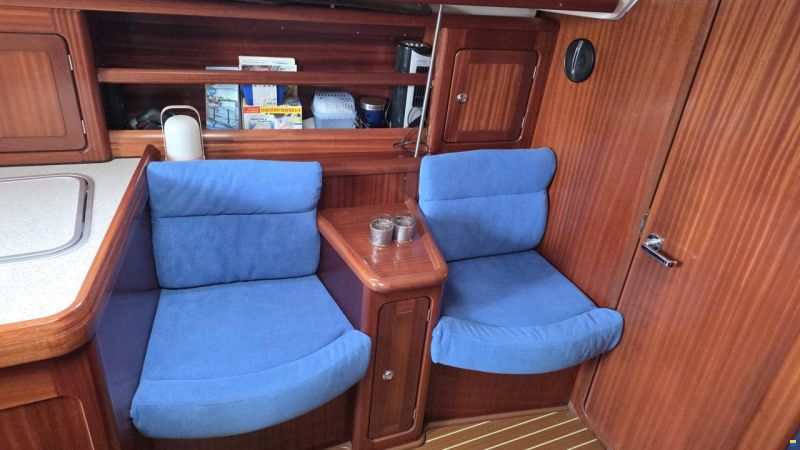 Bavaria C37-2 cabin