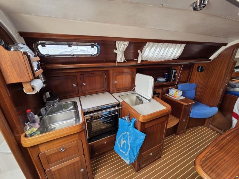 Bavaria C37-2 cabin