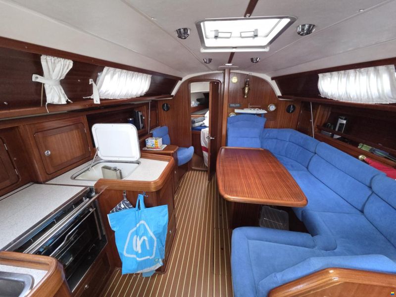 Bavaria C37-2 cabin