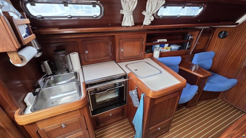 Bavaria C37-2 cabin