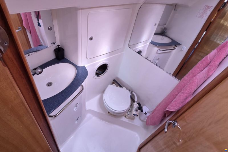 Bavaria 36-3 cabin