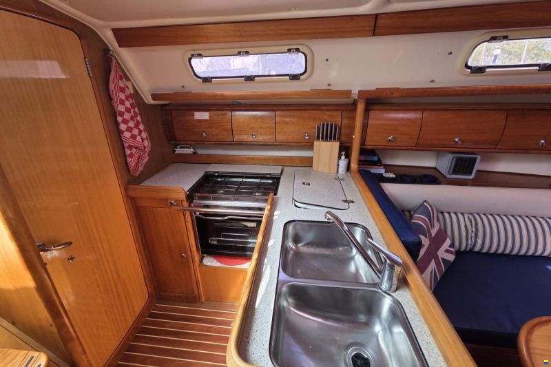 Bavaria 36-3 cabin