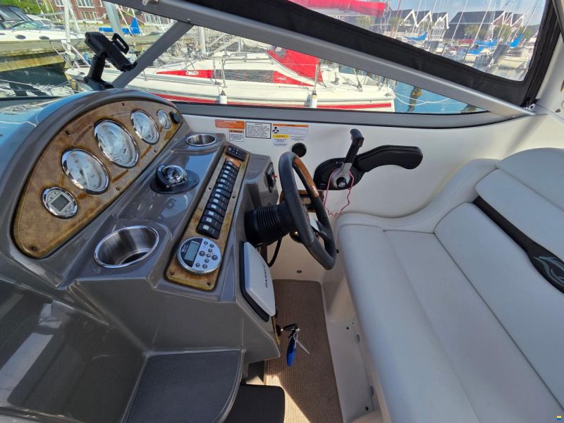 Rinker 260 Express Cruiser