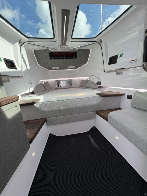 Axopar 37 XC Cross Cabin