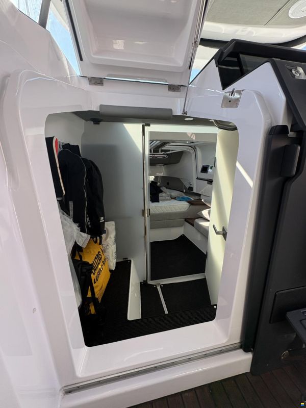 Axopar 37 XC Cross Cabin