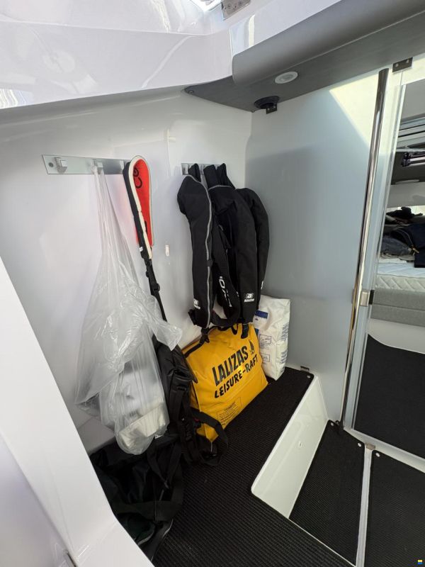 Axopar 37 XC Cross Cabin