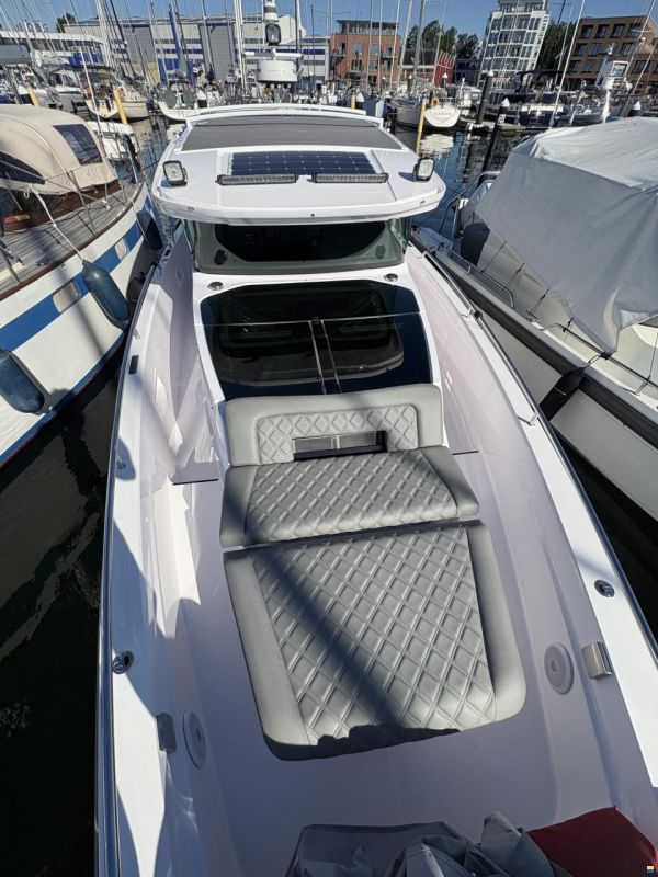 Axopar 37 XC Cross Cabin