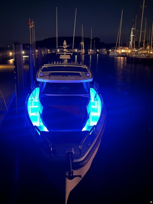 Axopar 37 XC Cross Cabin