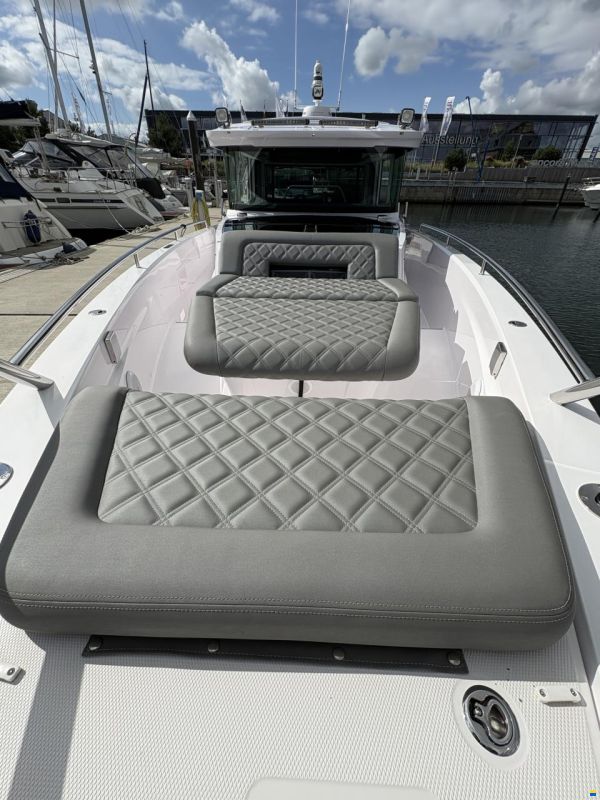 Axopar 37 XC Cross Cabin