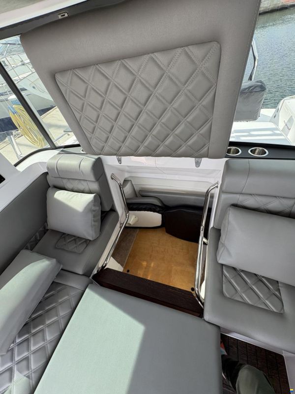 Axopar 37 XC Cross Cabin
