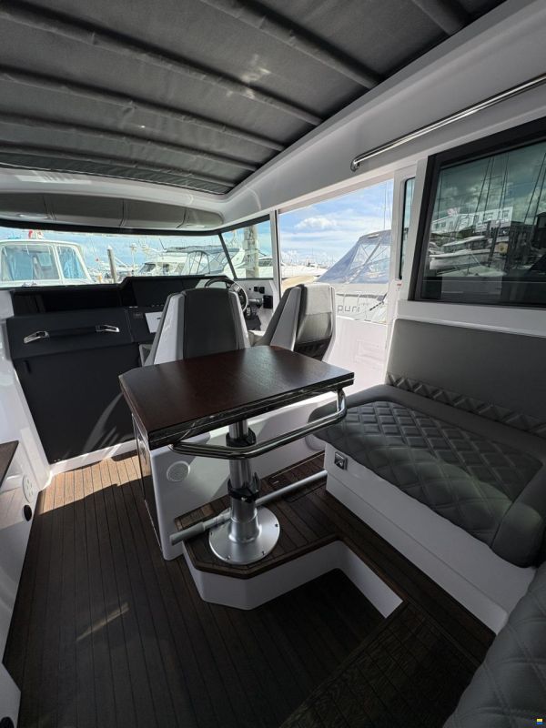 Axopar 37 XC Cross Cabin