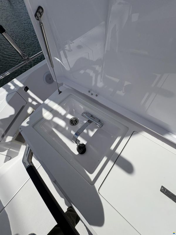 Axopar 37 XC Cross Cabin