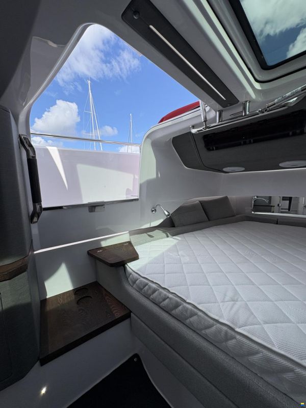 Axopar 37 XC Cross Cabin