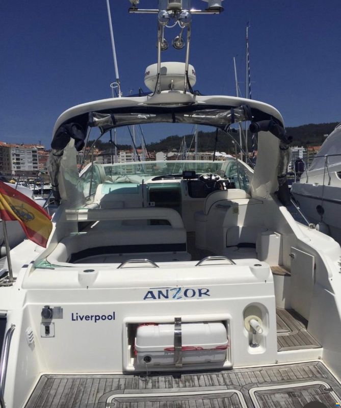 Fairline Targa 34 con atraque Sanxenxo