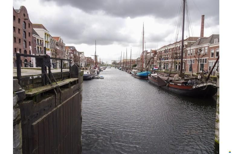 Zeilend woonschip Woonschip met vaste li