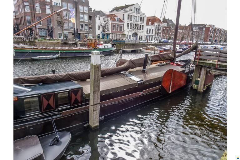 Zeilend woonschip Woonschip met vaste li