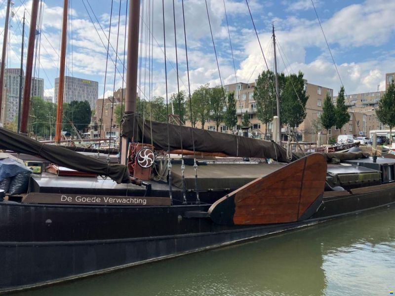 Zeilend woonschip Woonschip met vaste li