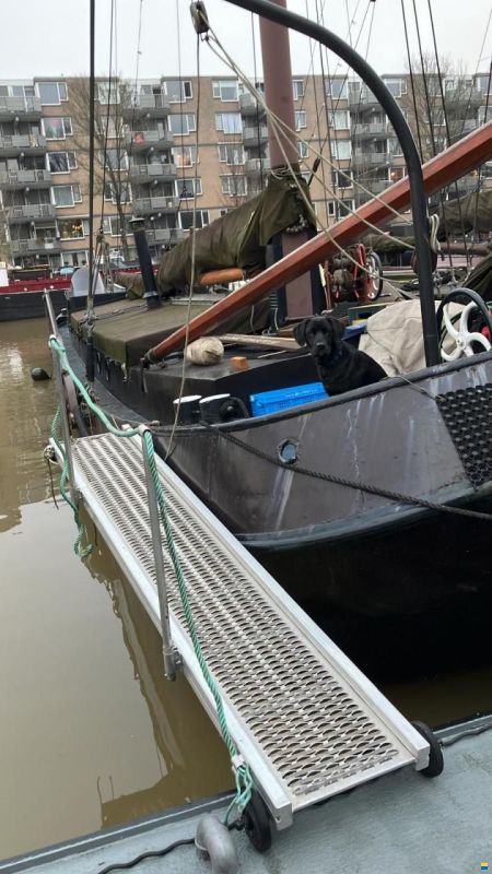 Zeilend woonschip Woonschip met vaste li