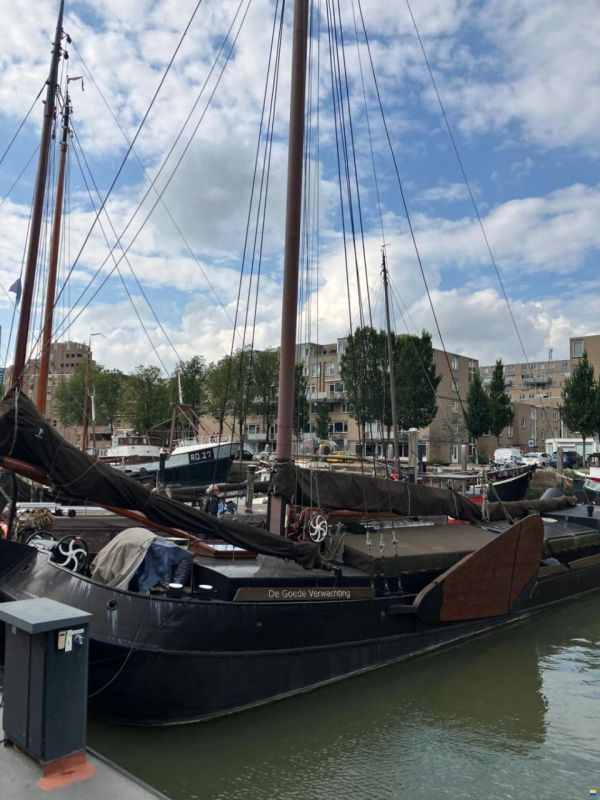 Zeilend woonschip Woonschip met vaste li