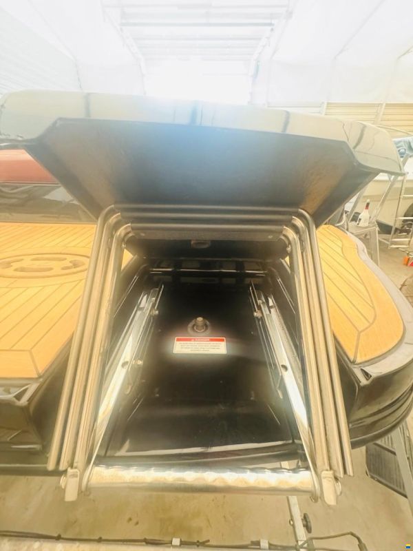 Sea Ray 240 SSE SunSport Black Beaty Sondermodel