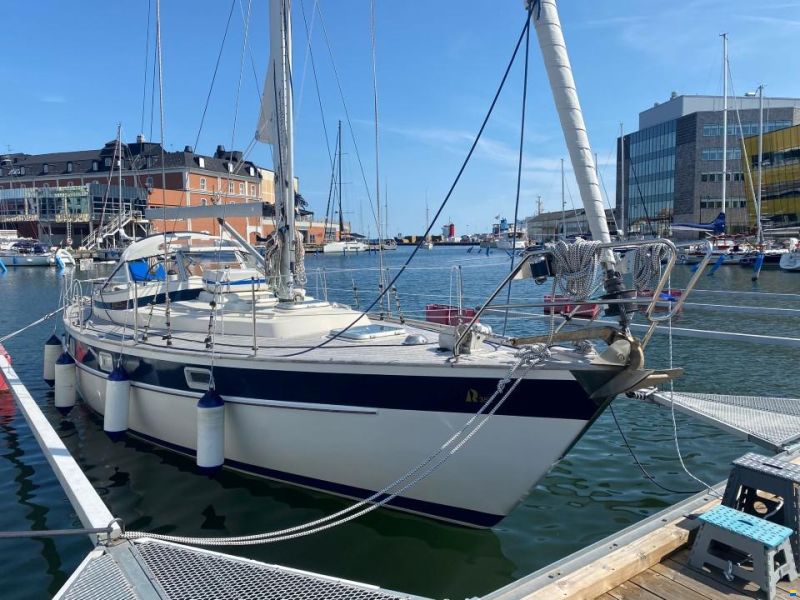 Hallberg-Rassy 352