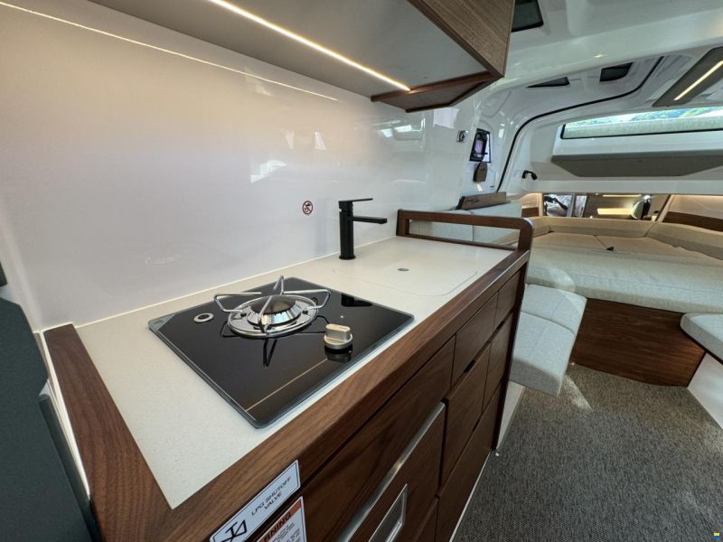 Axopar 38 XC Cross Cabin