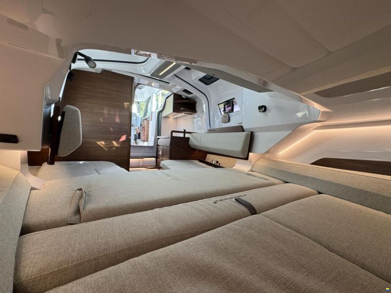 Axopar 38 XC Cross Cabin