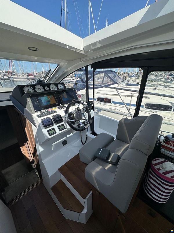 Sealine C330