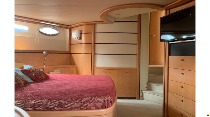 Pershing 76