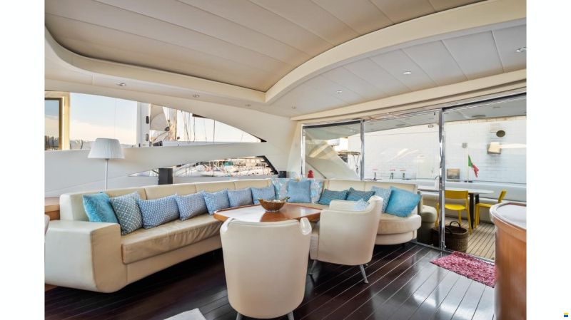 Pershing 76