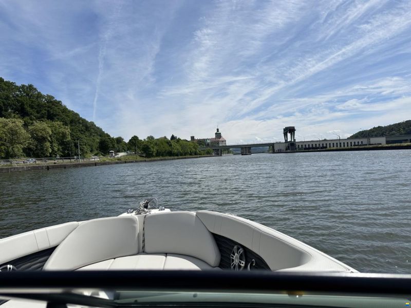 Sea Ray 230 Outboard